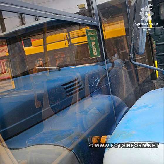 У Кропивницькому автівка зіткнулася з тролейбусом (ФОТО)